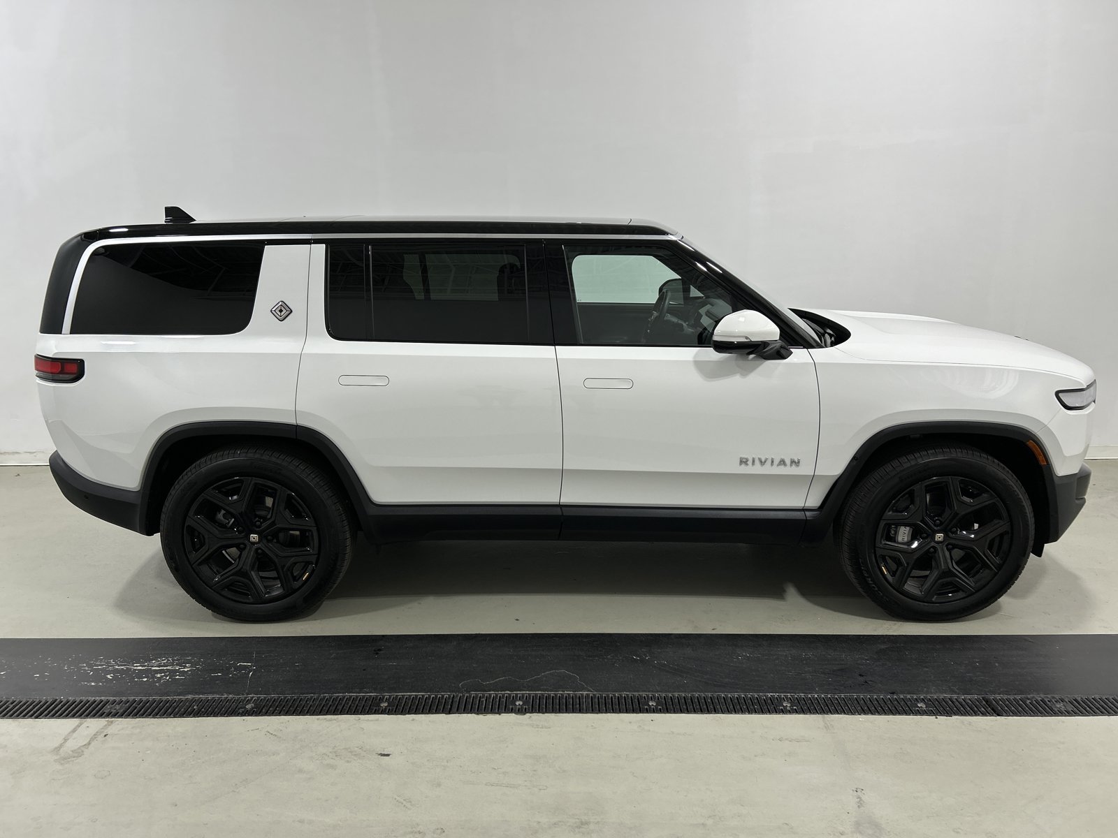 Used 2023 Rivian R1S Adventure AWD/4WD image 6