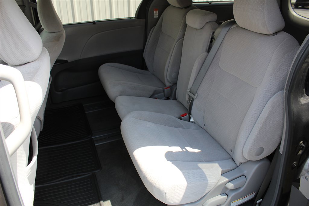 Used 2015 Toyota Sienna LE image 7