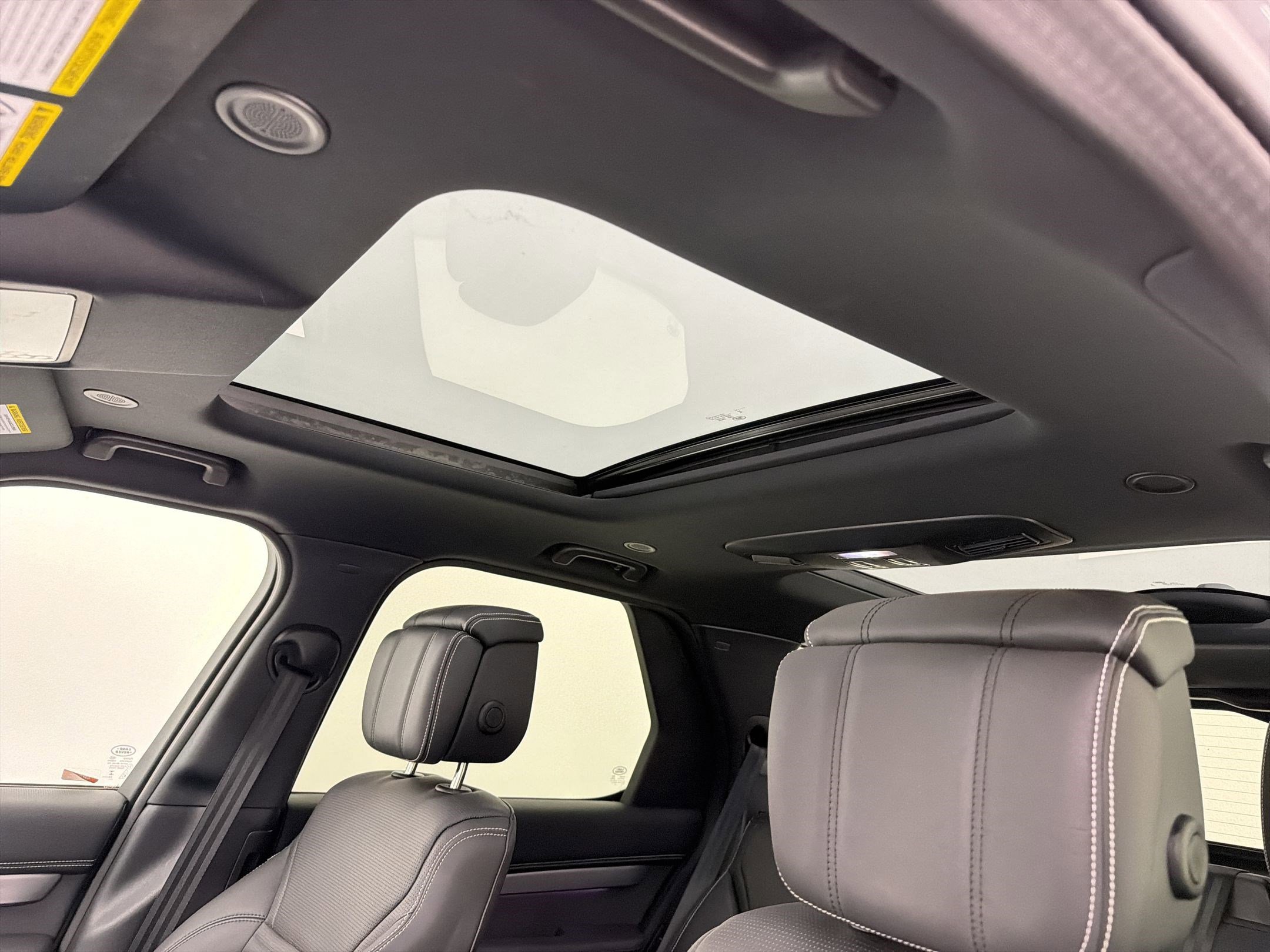 Certified 2025 Land Rover Discovery Dynamic SE AWD/4WD image 14