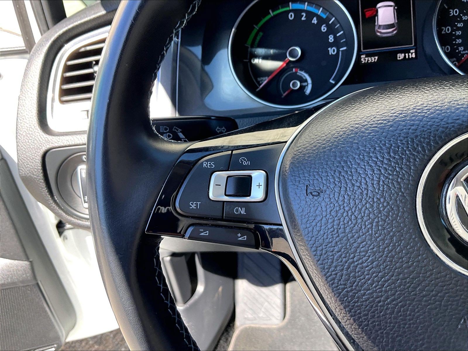 Used 2018 Volkswagen e-Golf SE FWD image 18