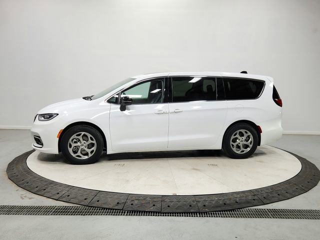 Used 2024 Chrysler Pacifica Limited image 4