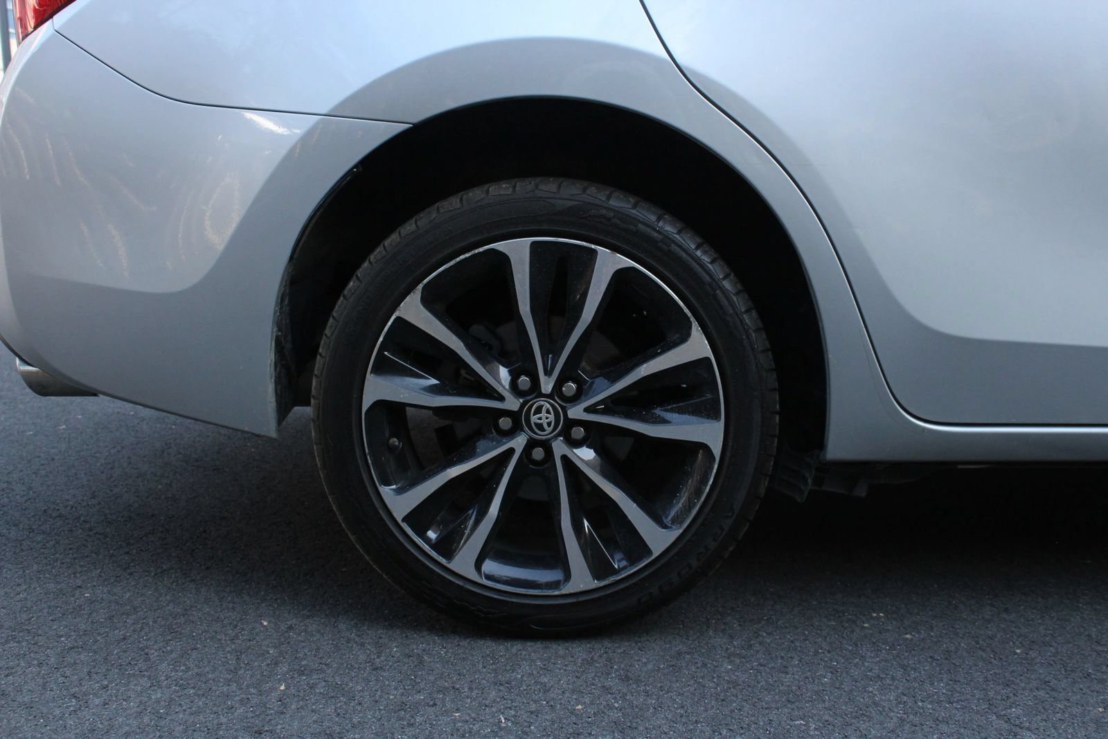 Used 2017 Toyota Corolla SE FWD image 5