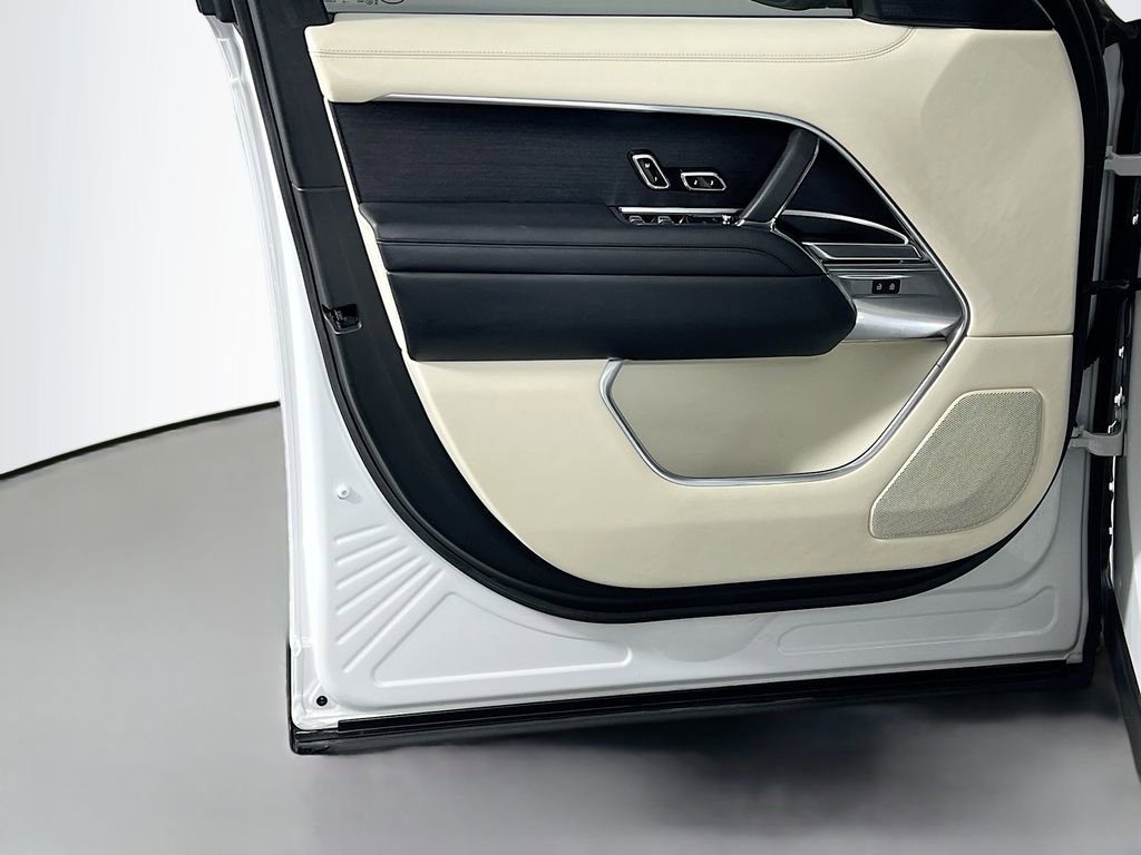 Used 2022 Land Rover Range Rover Long Wheelbase SE image 18