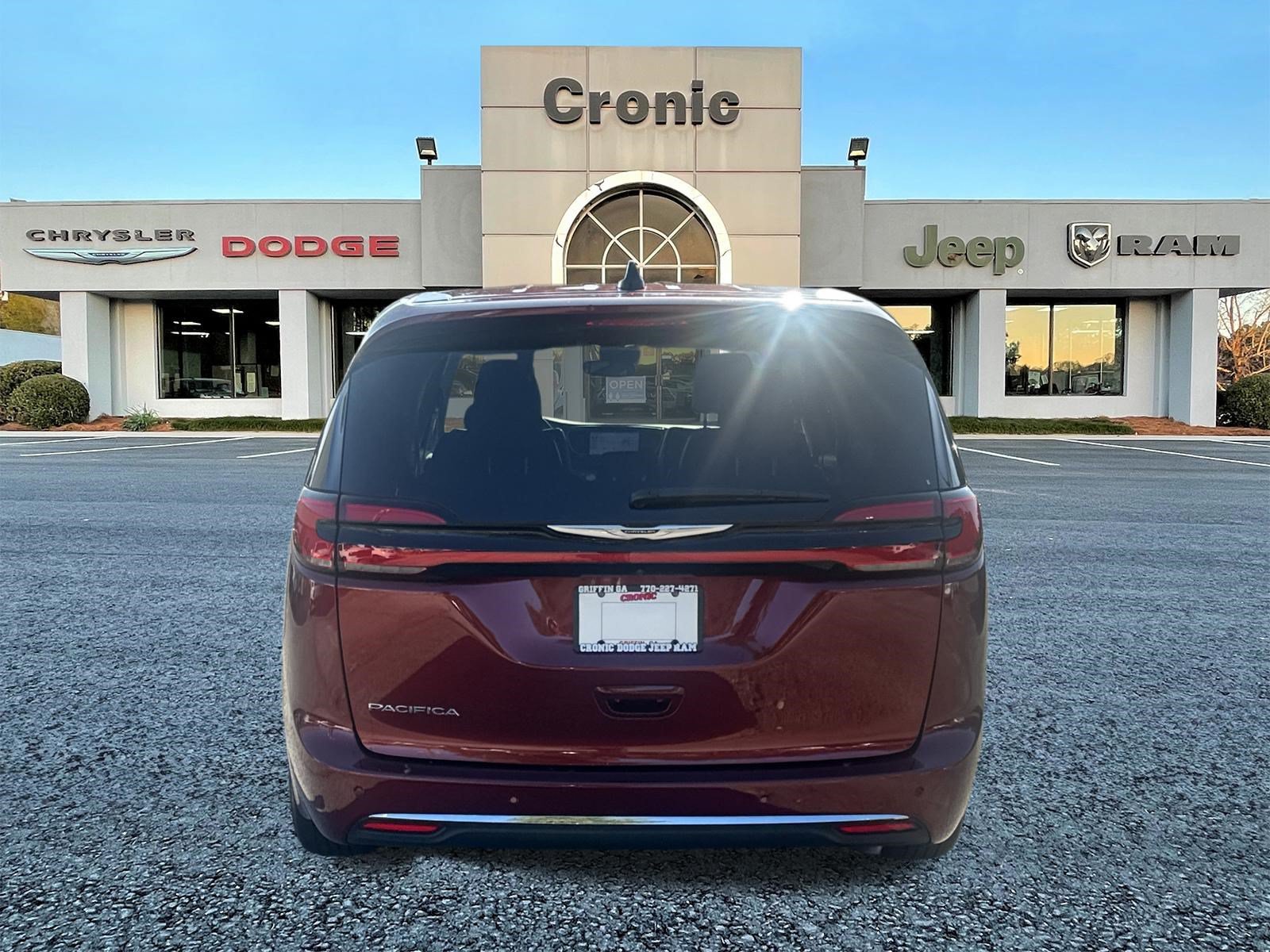 Used 2023 Chrysler Pacifica Touring-L FWD image 4