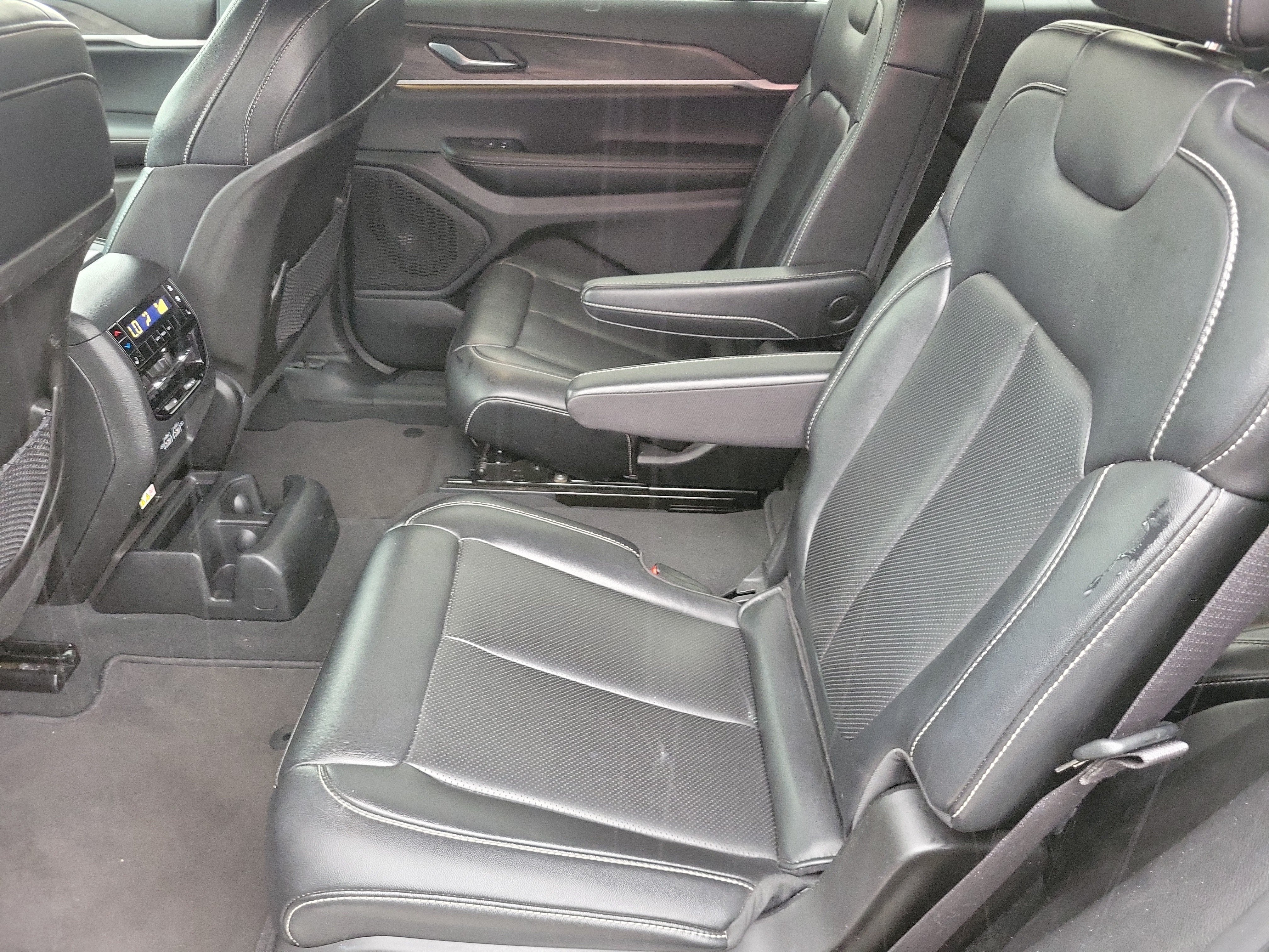 Used 2024 Jeep Grand Cherokee L Limited w/ Luxury Tech Group II AWD/4WD image 12
