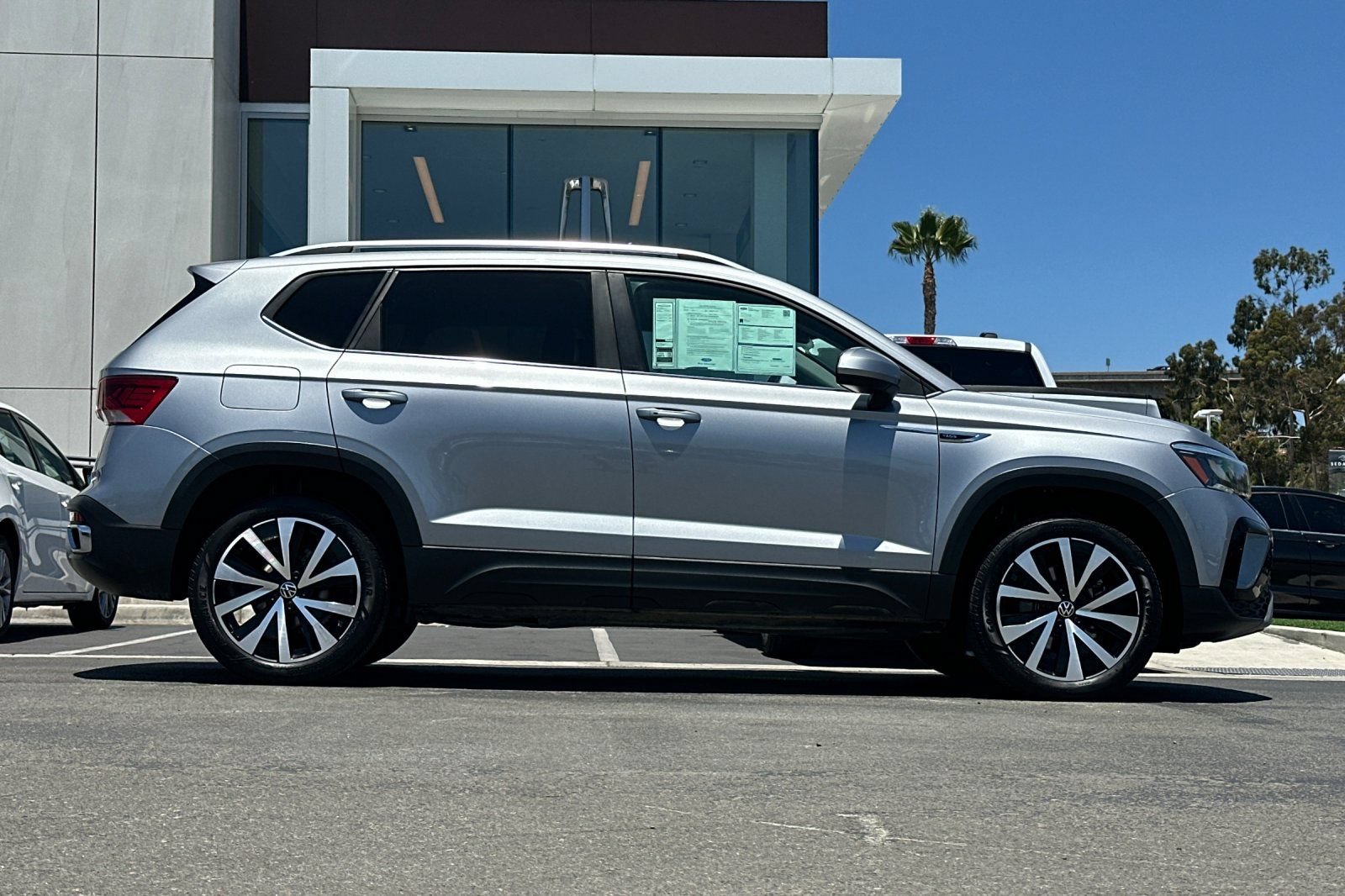 Used 2023 Volkswagen Taos SE FWD image 2