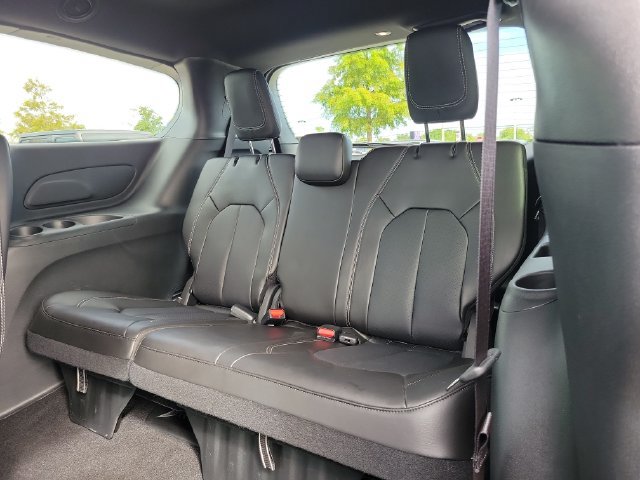 Used 2025 Chrysler Voyager LX FWD image 11