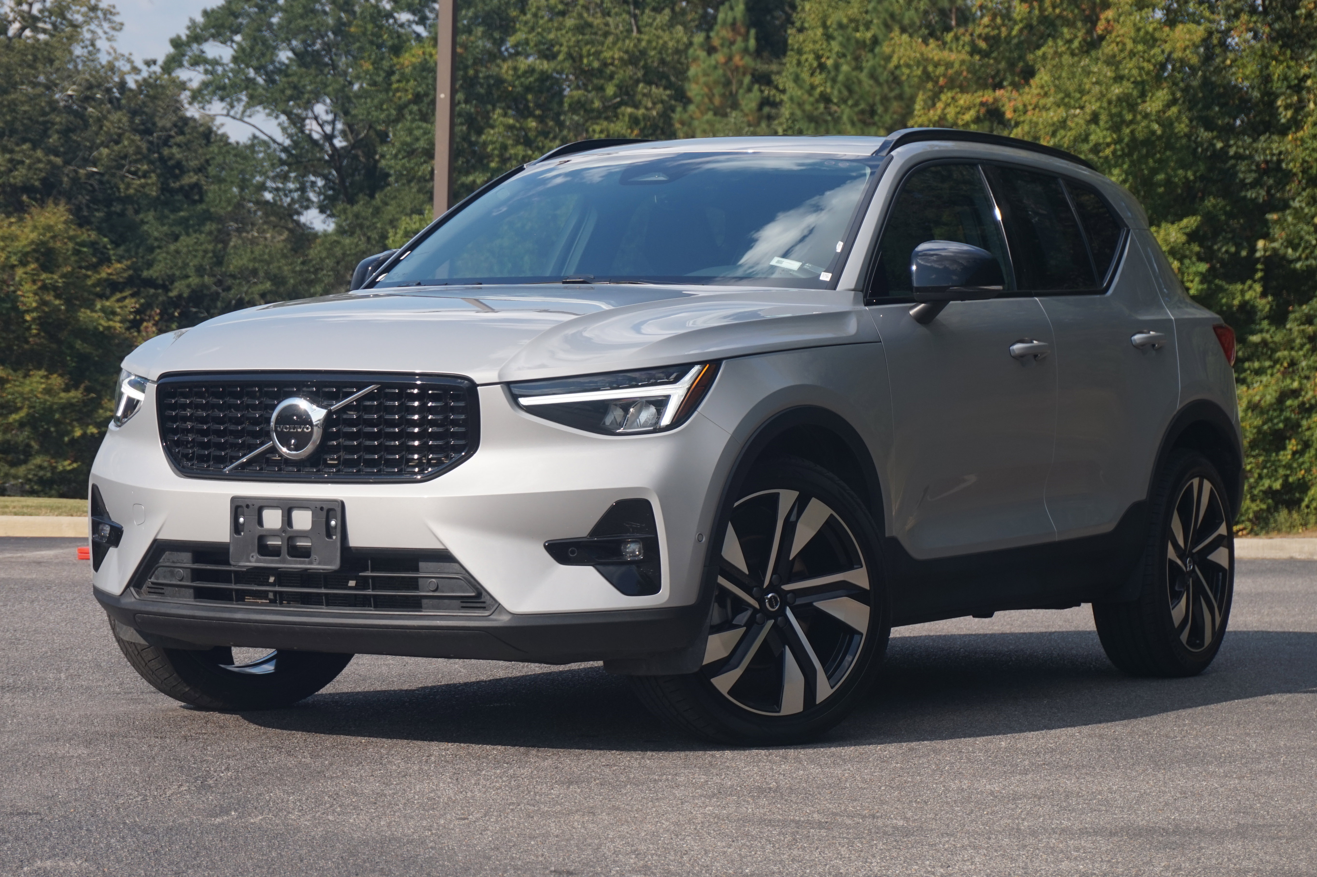 Used 2025 Volvo XC40 B5 Plus image 4