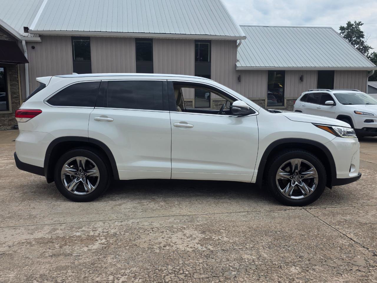 Used 2017 Toyota Highlander Limited Platinum AWD/4WD image 28