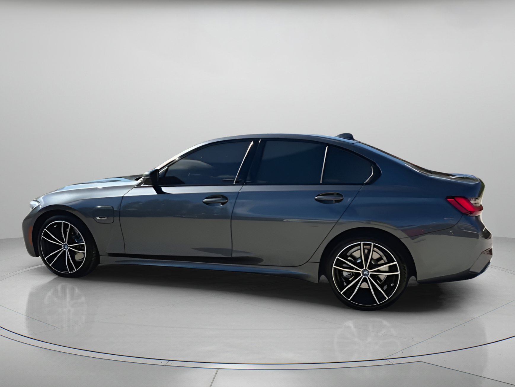 Used 2022 BMW 330e w/ M Sport Package image 18