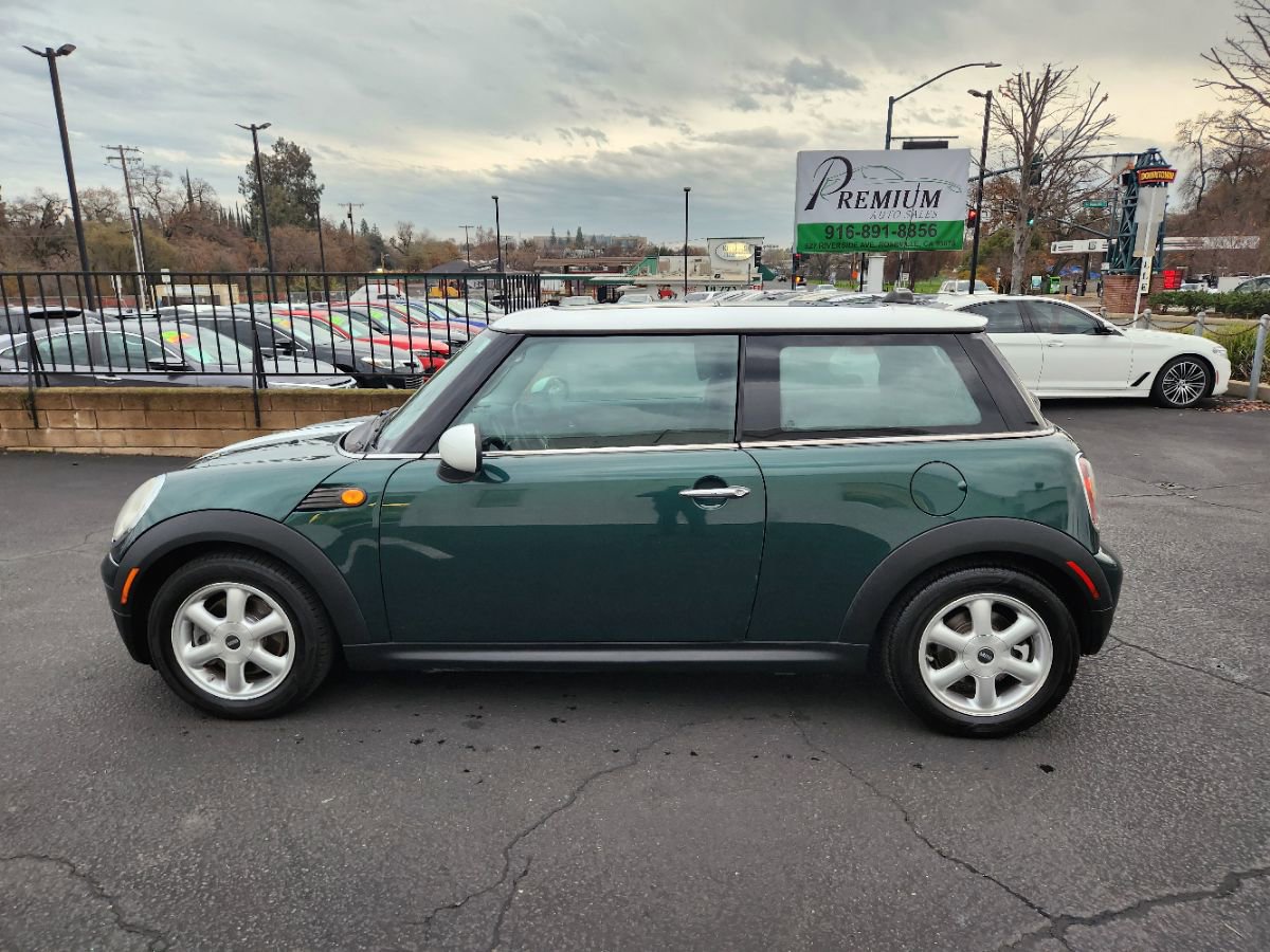 Used 2010 MINI Cooper Hardtop image 2