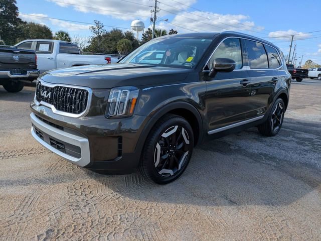 Used 2024 Kia Telluride EX w/ EX Captain's Chair Package image 8