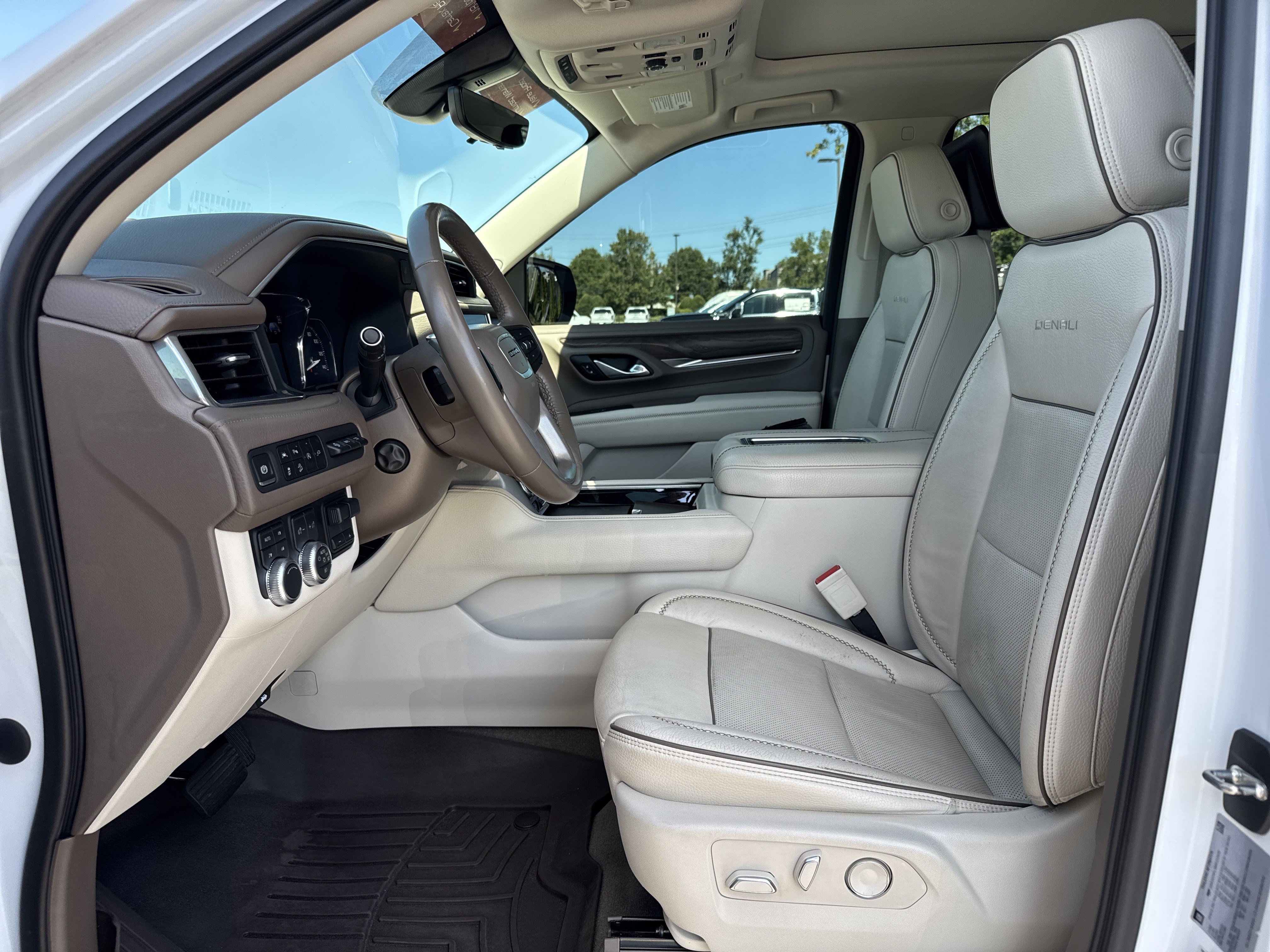 Used 2021 GMC Yukon Denali w/ Denali Premium Package AWD/4WD image 16