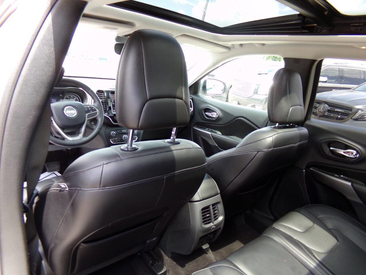 Used 2019 Jeep Cherokee Limited image 16