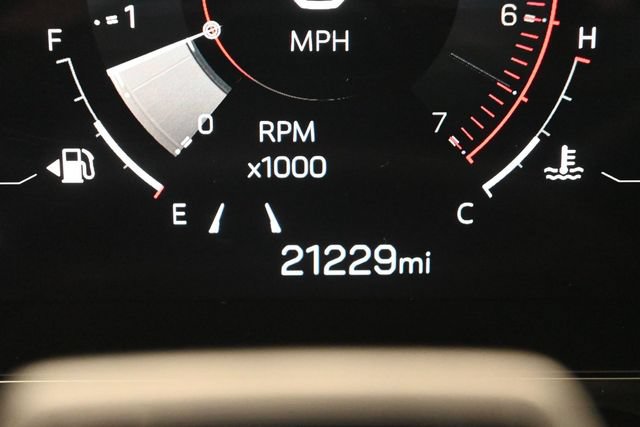 Used 2025 GMC Yukon Denali Ultimate AWD/4WD image 4