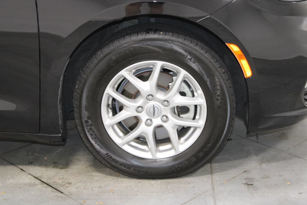 Used 2025 Chrysler Pacifica Select FWD image 12