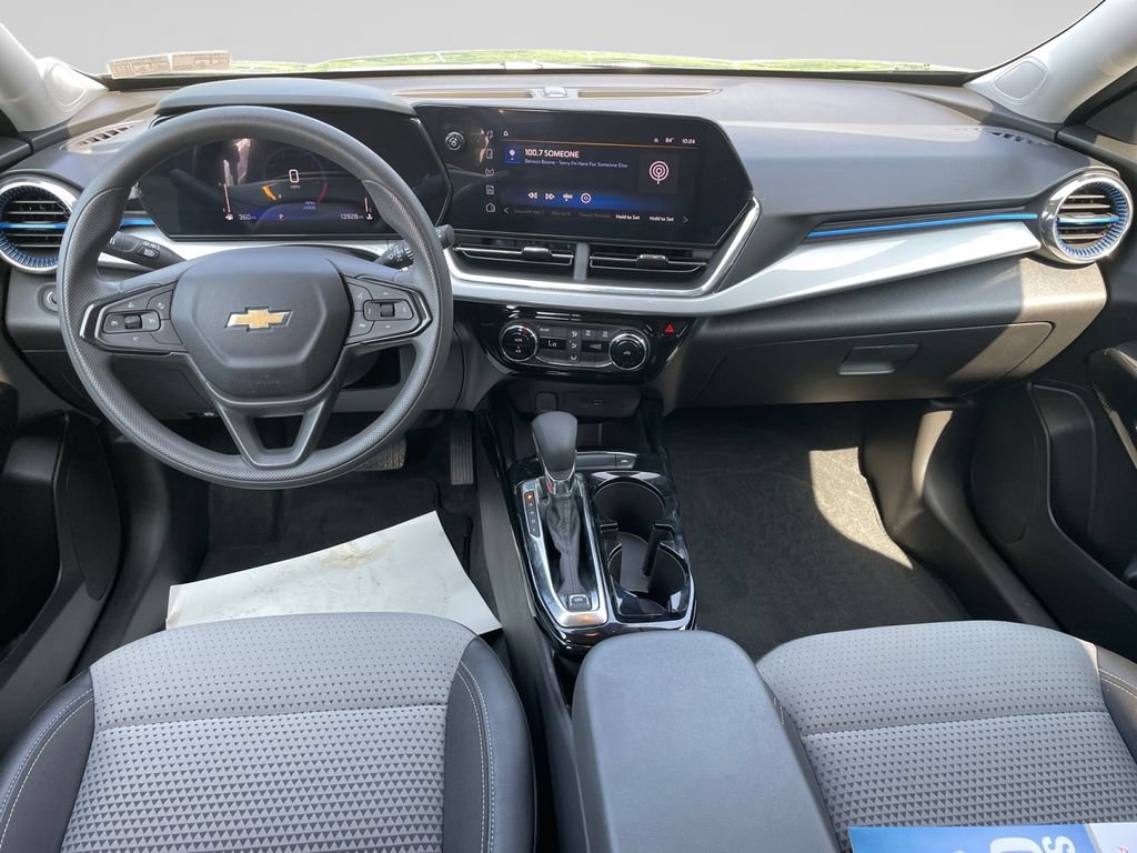 Used 2025 Chevrolet Trax LT FWD image 19
