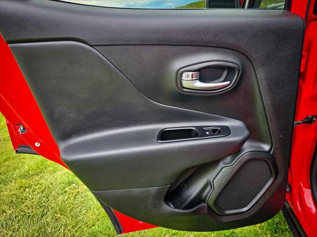 Certified 2022 Jeep Renegade Limited AWD/4WD image 32