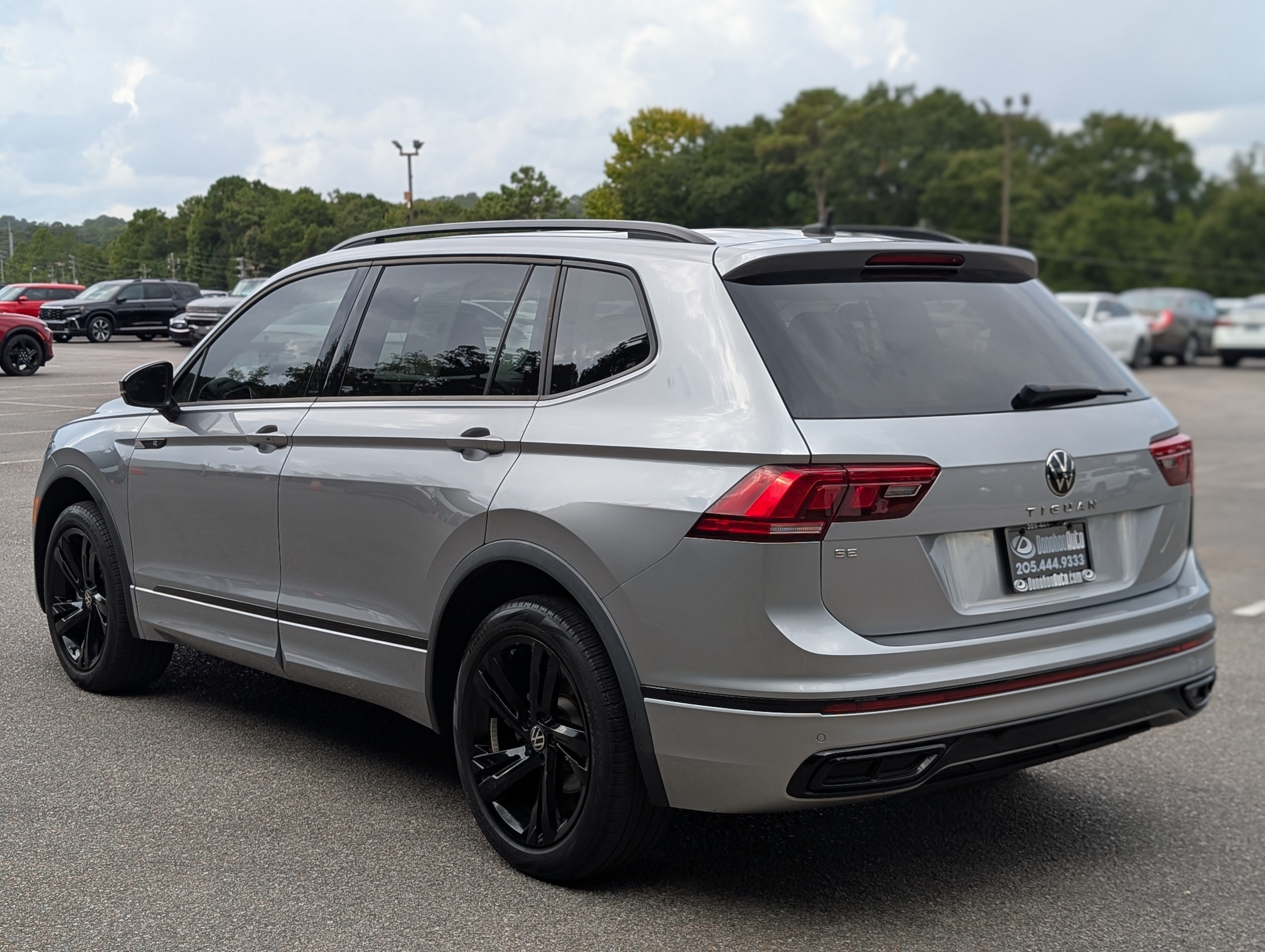 Used 2023 Volkswagen Tiguan SE R-Line FWD image 8