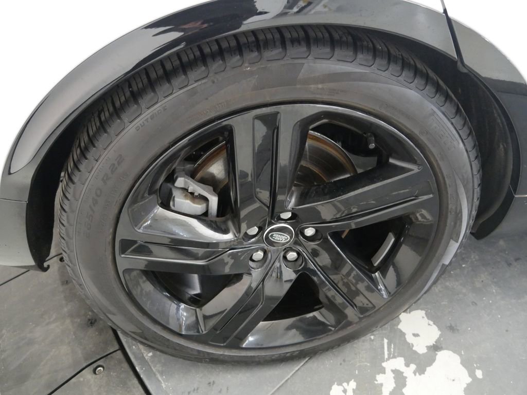 Used 2025 Land Rover Discovery Dynamic SE image 15