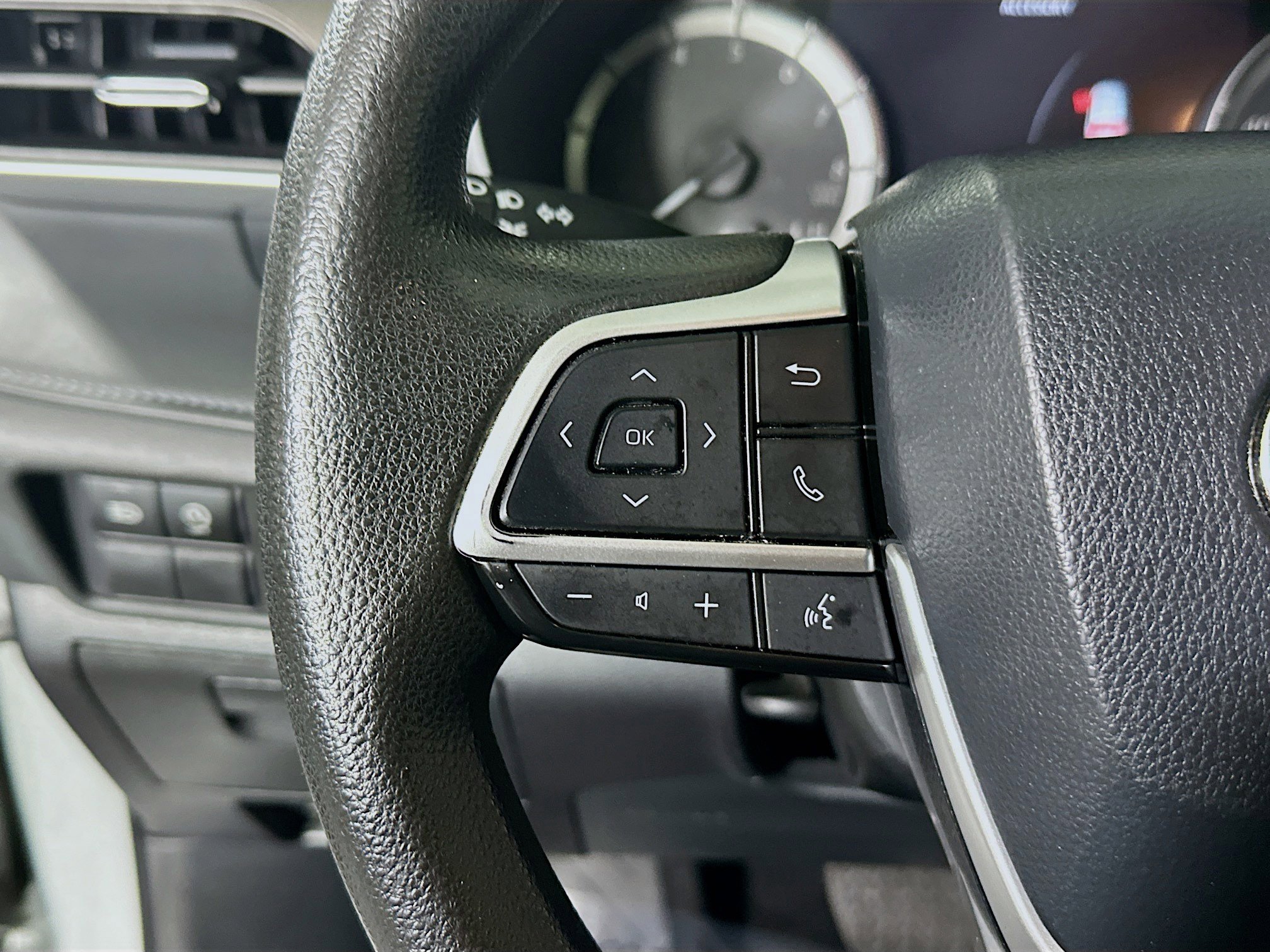 Used 2023 Toyota Highlander L image 16