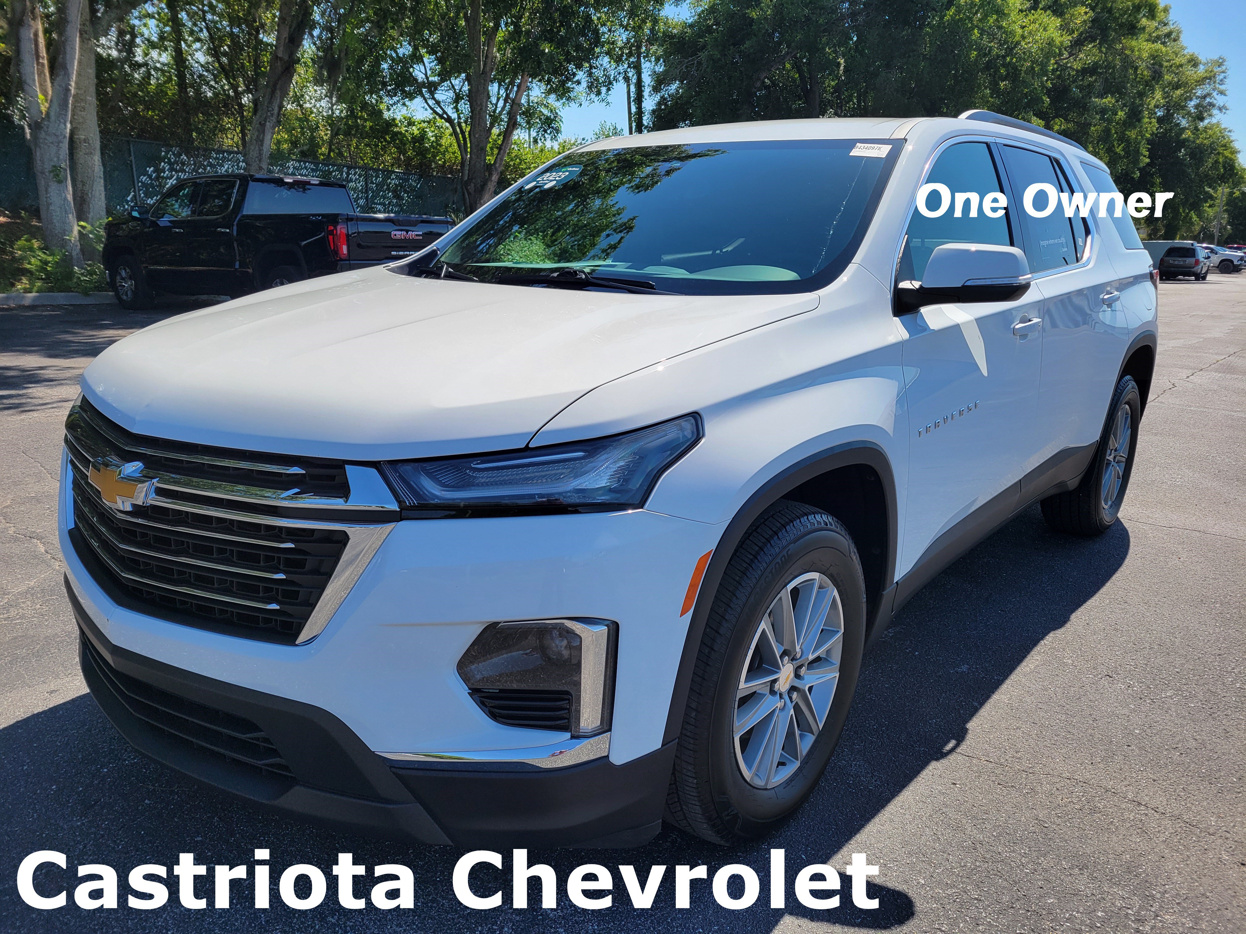 Certified 2023 Chevrolet Traverse LT FWD image 1