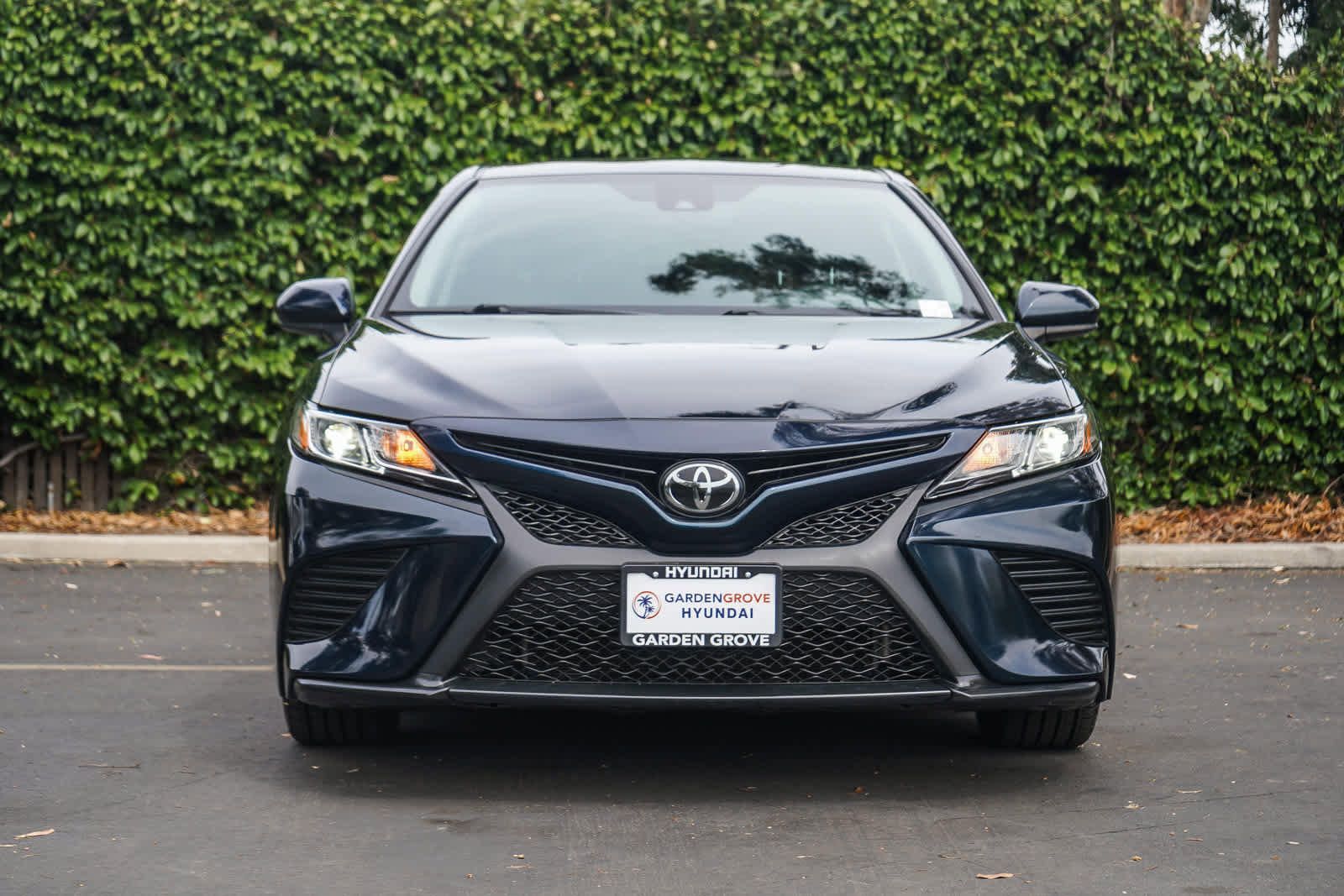 Used 2020 Toyota Camry SE image 2