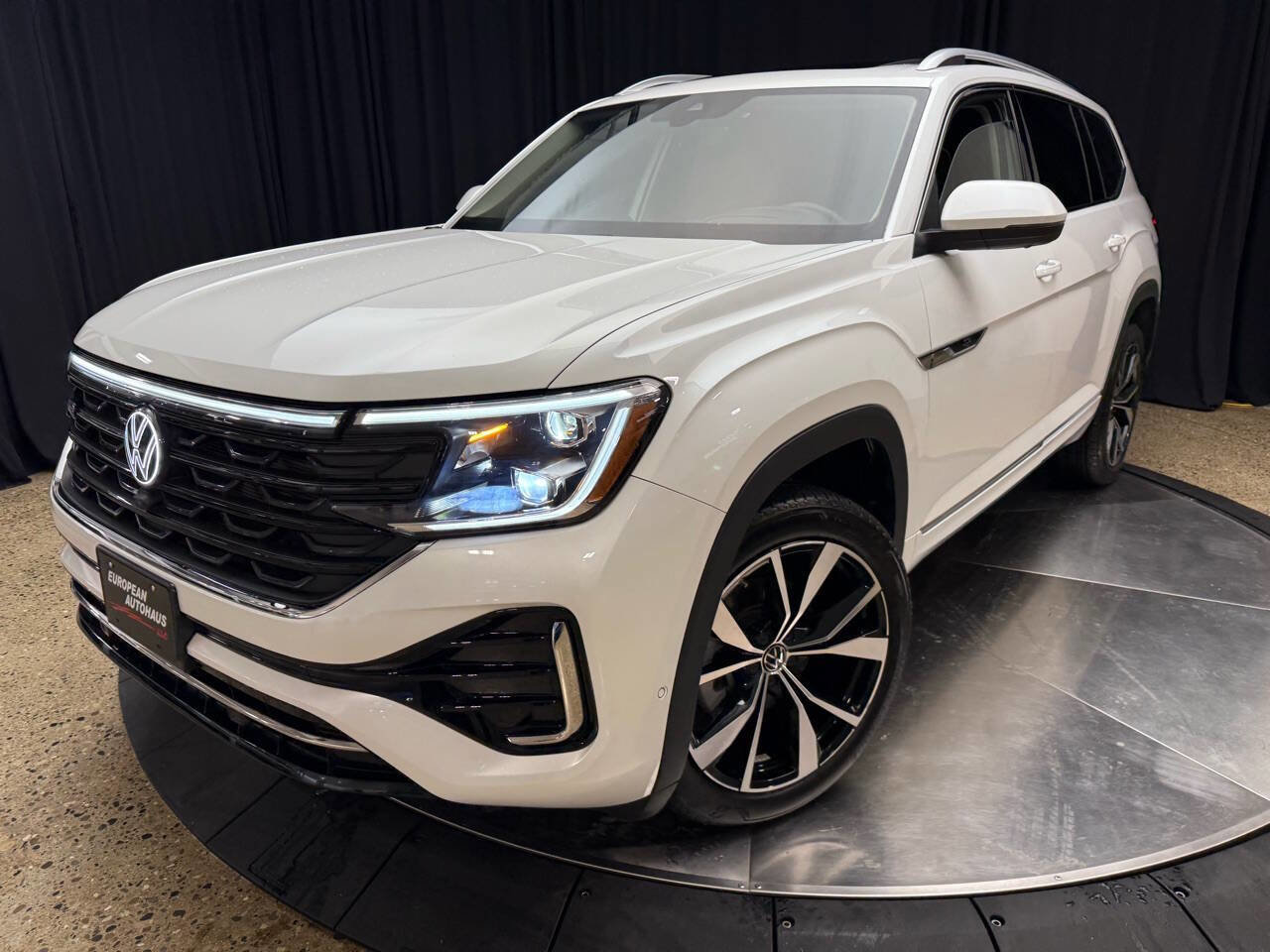 Used 2024 Volkswagen Atlas SEL Premium R-Line image 13