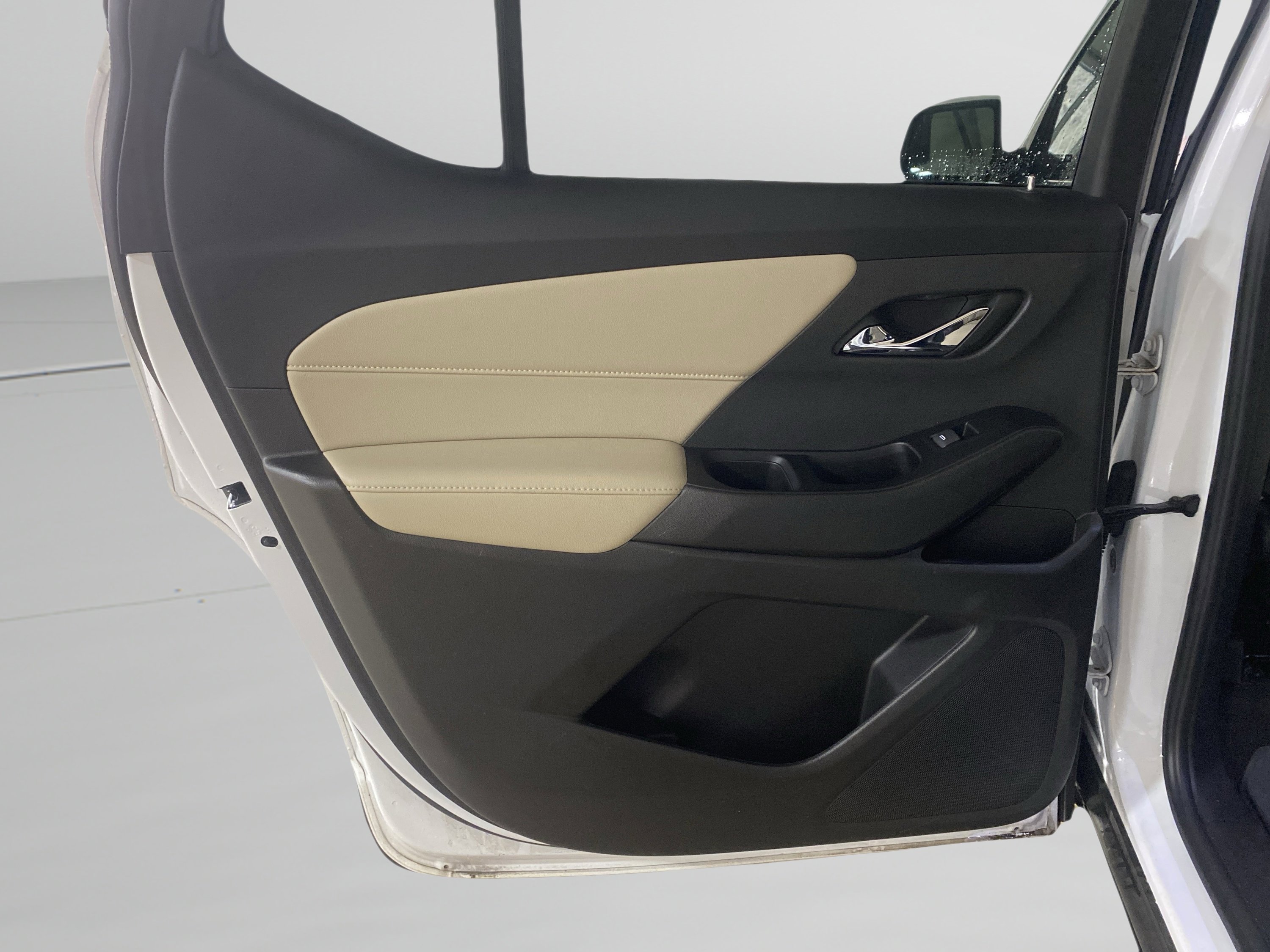 Used 2023 Chevrolet Traverse LS image 10