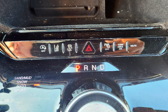 Used 2024 Jeep Wagoneer L Series II AWD/4WD image 13