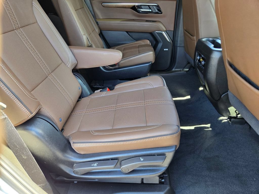 Used 2025 Chevrolet Tahoe High Country AWD/4WD image 15