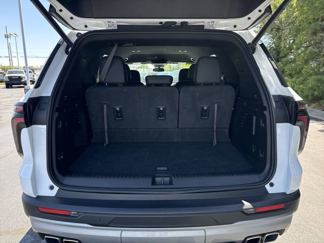 Used 2025 Chevrolet Traverse LT FWD image 17