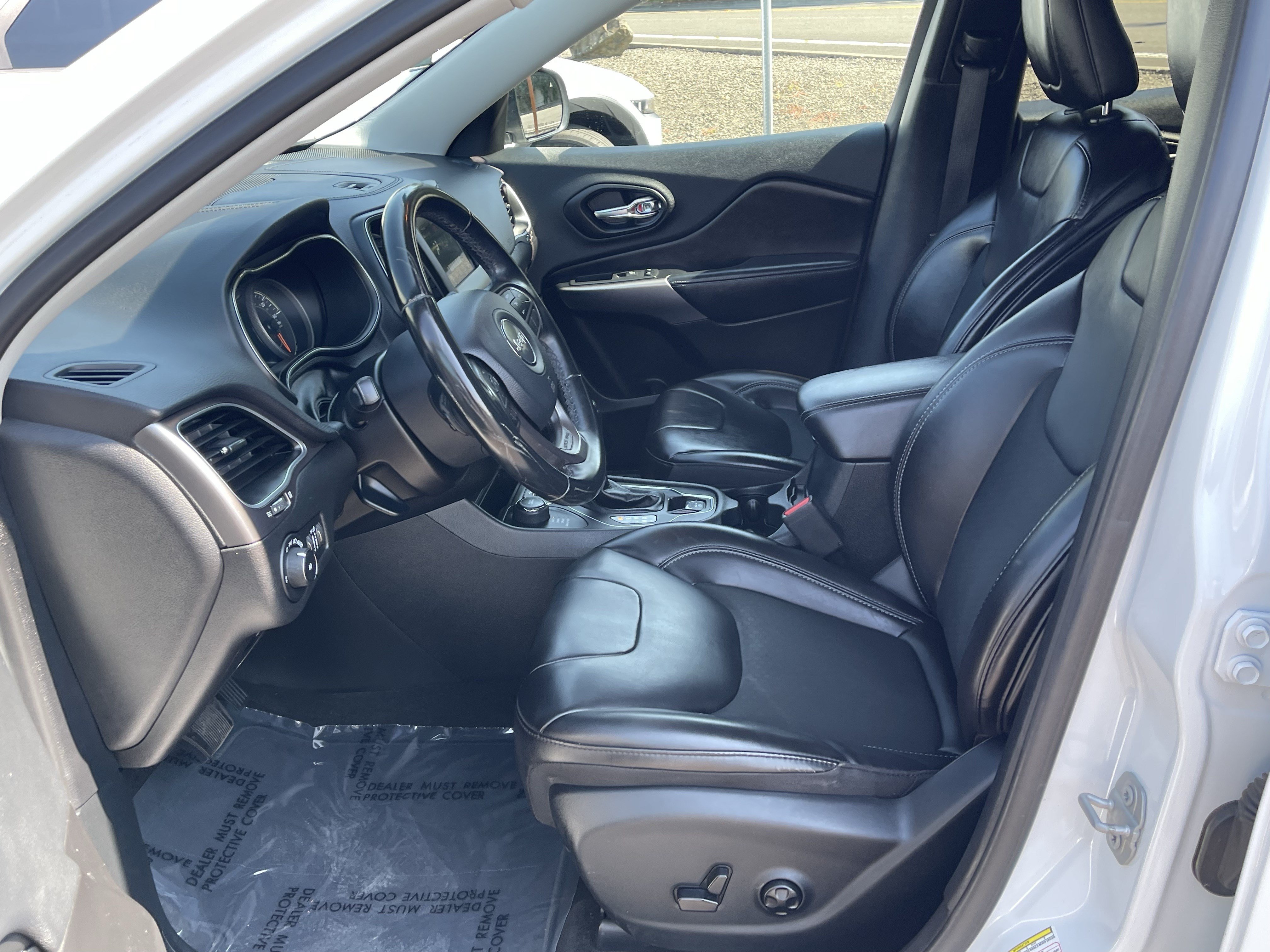 Used 2019 Jeep Cherokee Latitude Plus AWD/4WD image 11