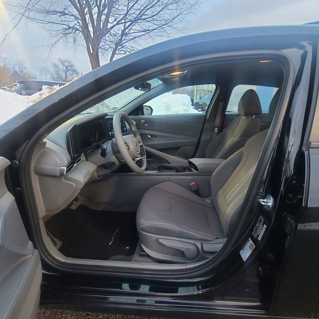 Used 2023 Hyundai Elantra SEL image 11