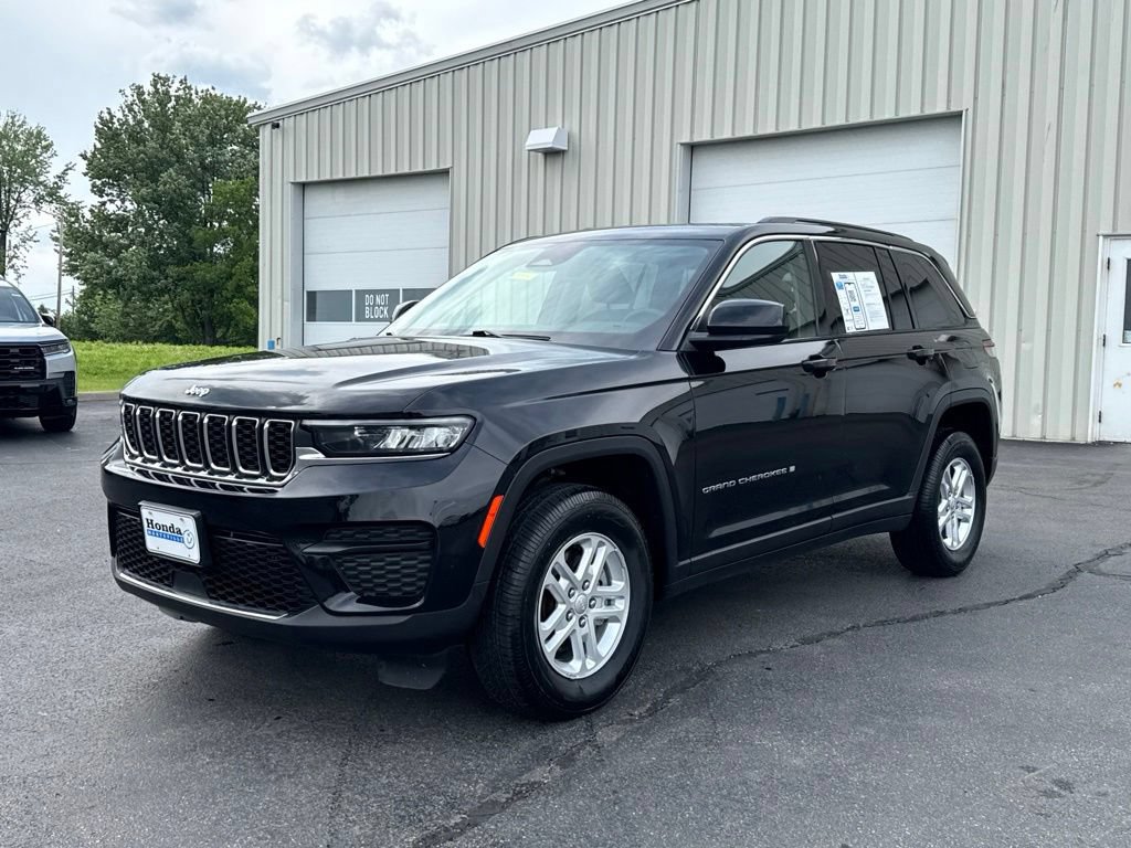 Used 2023 Jeep Grand Cherokee Laredo w/ Luxury Tech Group I AWD/4WD image 3