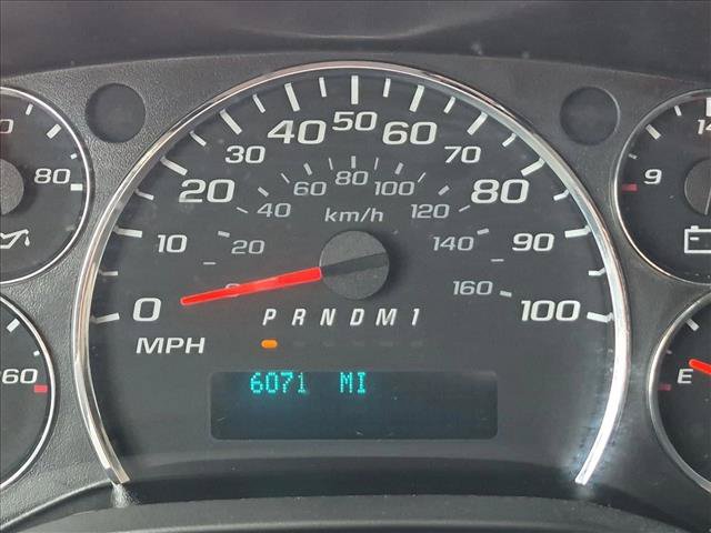 Used 2018 Chevrolet Express 2500 w/ Driver Convenience Package RWD image 9