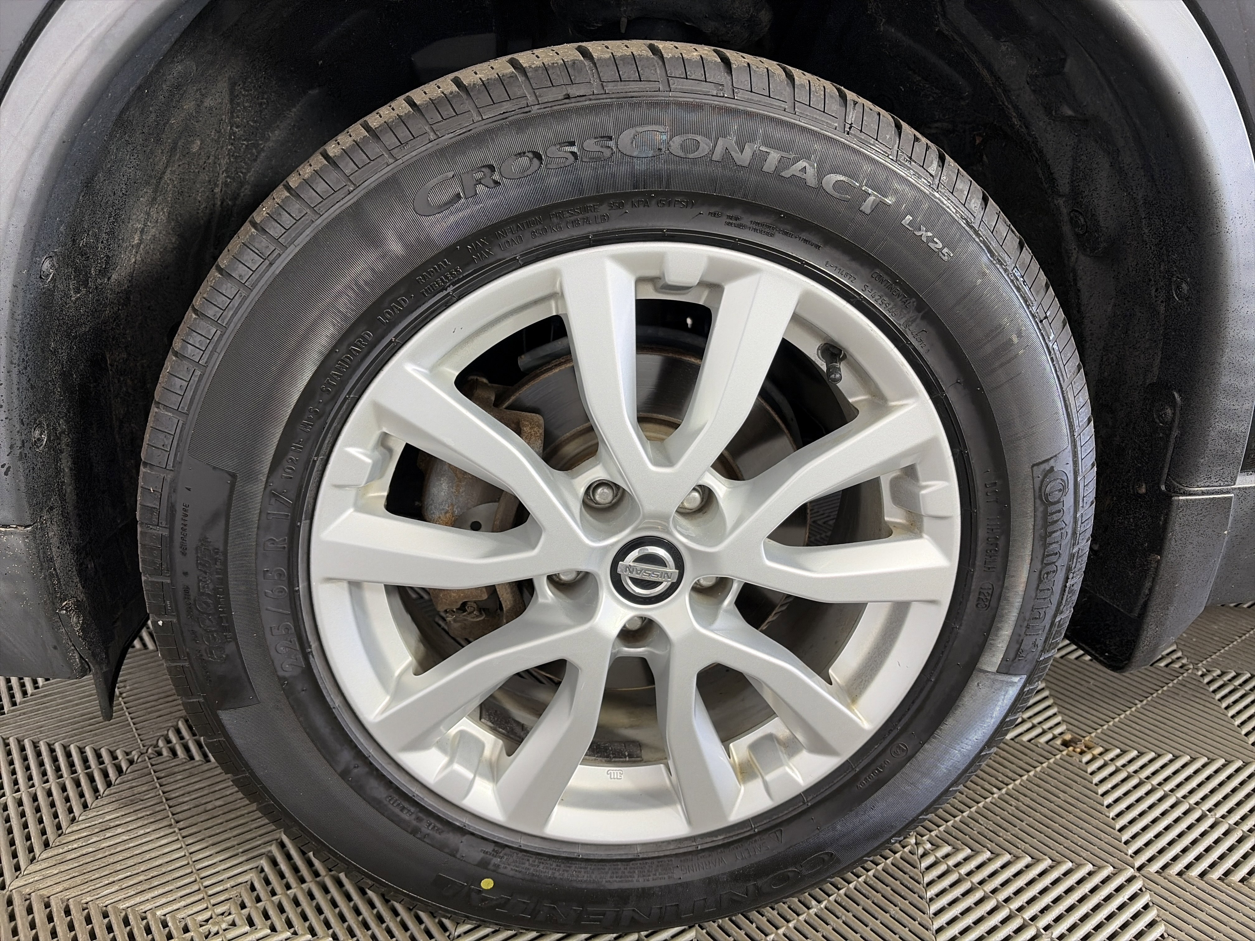 Used 2017 Nissan Rogue SV w/ SV Premium Package image 13