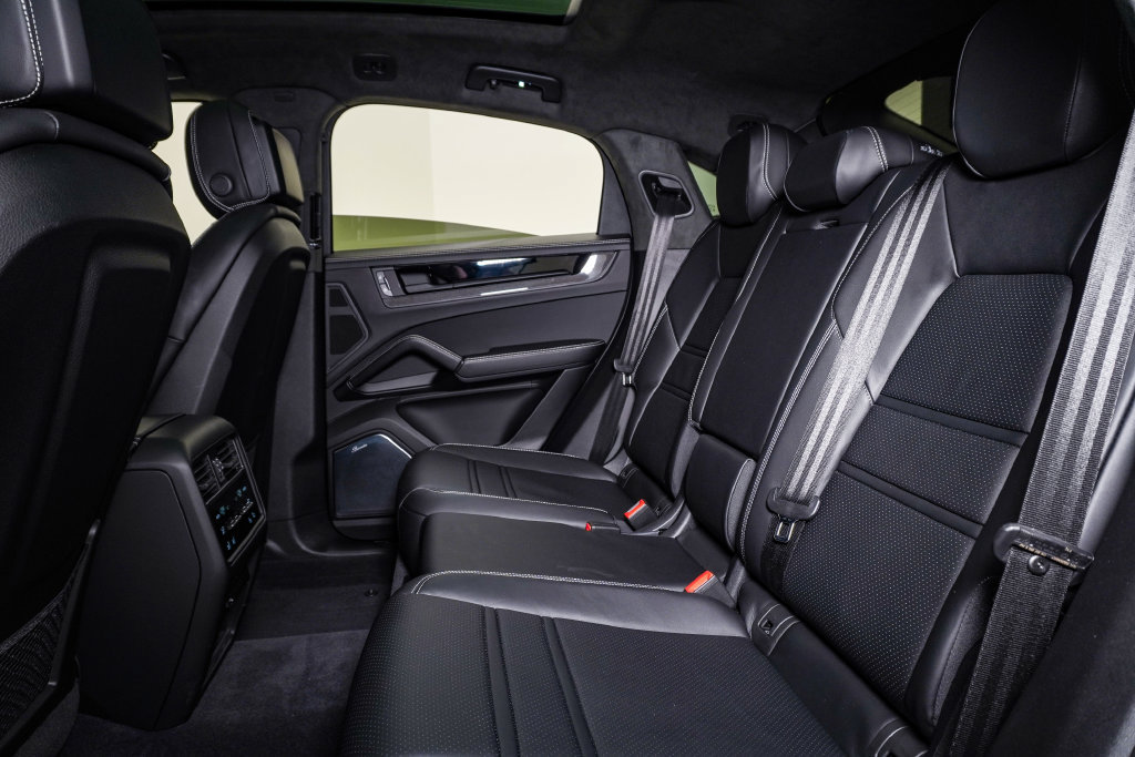 Used 2025 Porsche Cayenne GTS AWD/4WD image 18
