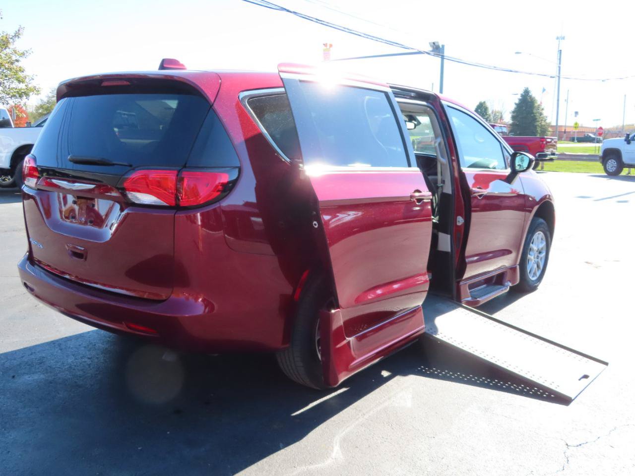 Used 2017 Chrysler Pacifica Touring FWD image 11