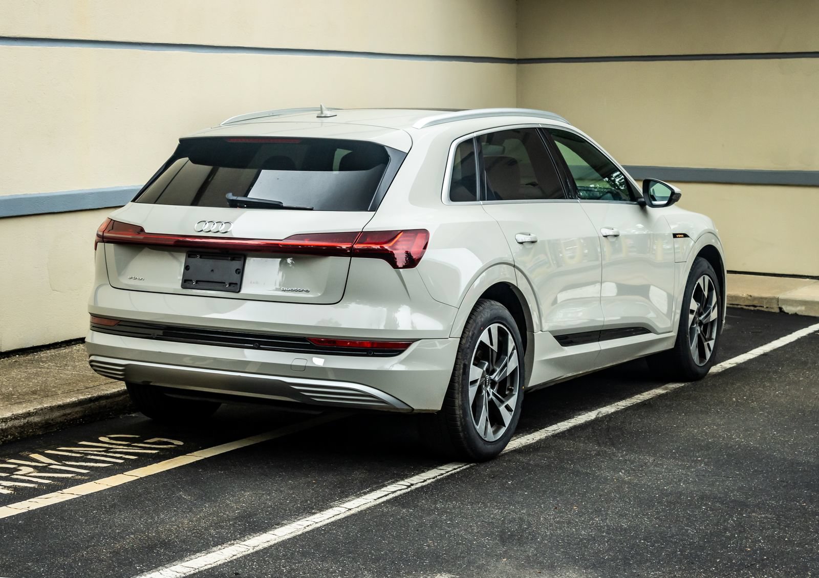 Used 2022 Audi e-tron Premium AWD/4WD image 7