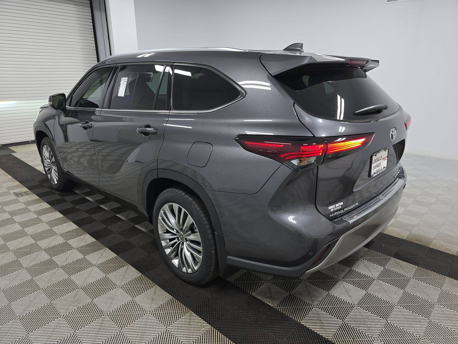 Used 2025 Toyota Highlander Platinum image 7