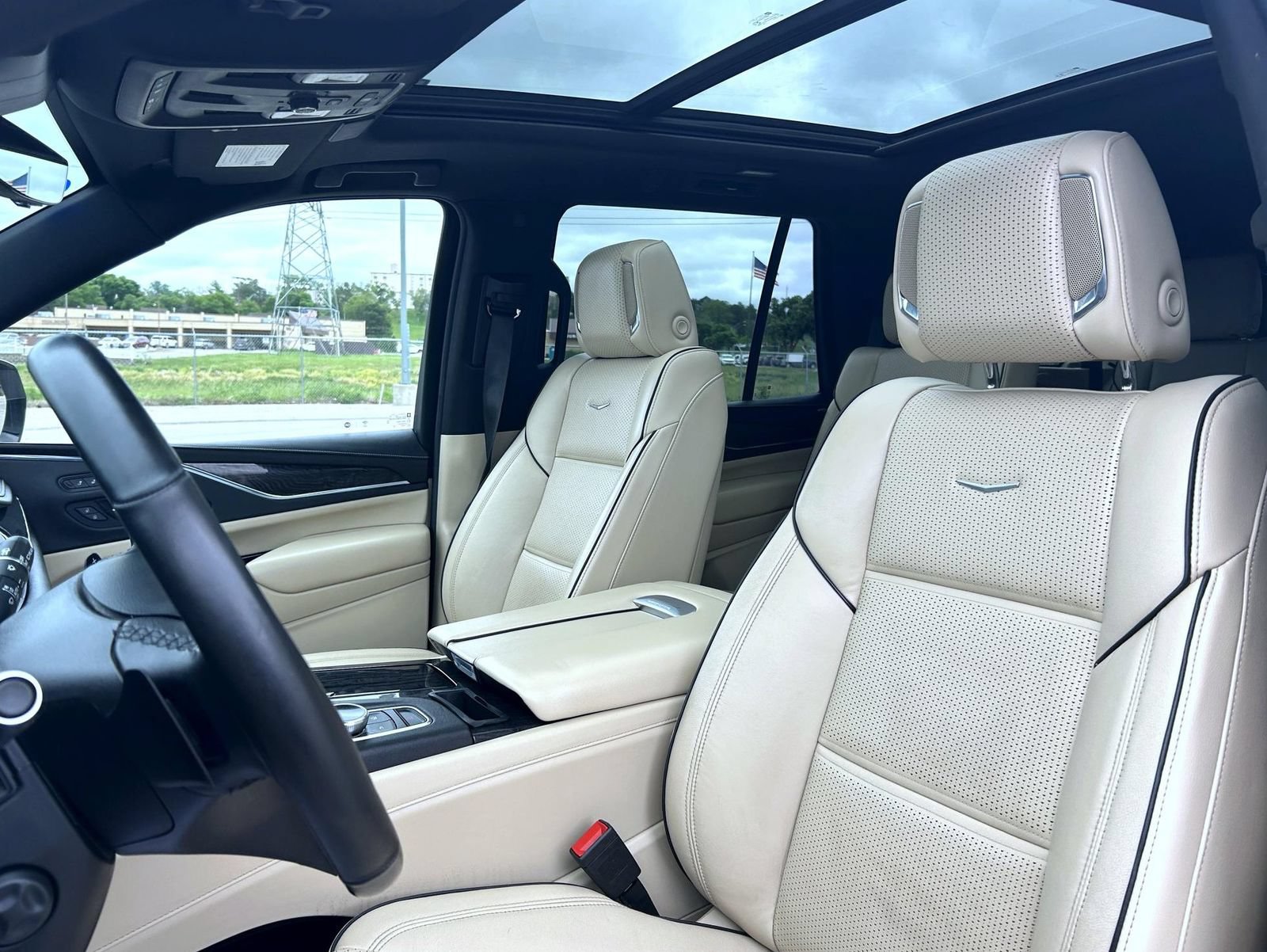 Used 2021 Cadillac Escalade Premium Luxury w/ Performance Package AWD/4WD image 17