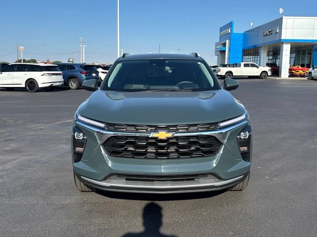 Used 2025 Chevrolet Trax LT FWD image 2