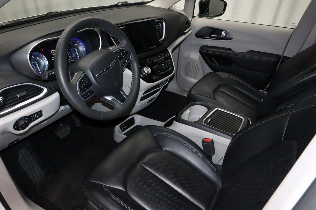 Used 2024 Chrysler Pacifica Touring-L image 24