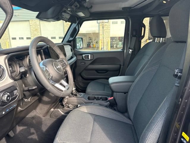 Used 2025 Jeep Wrangler Unlimited Sahara AWD/4WD image 18