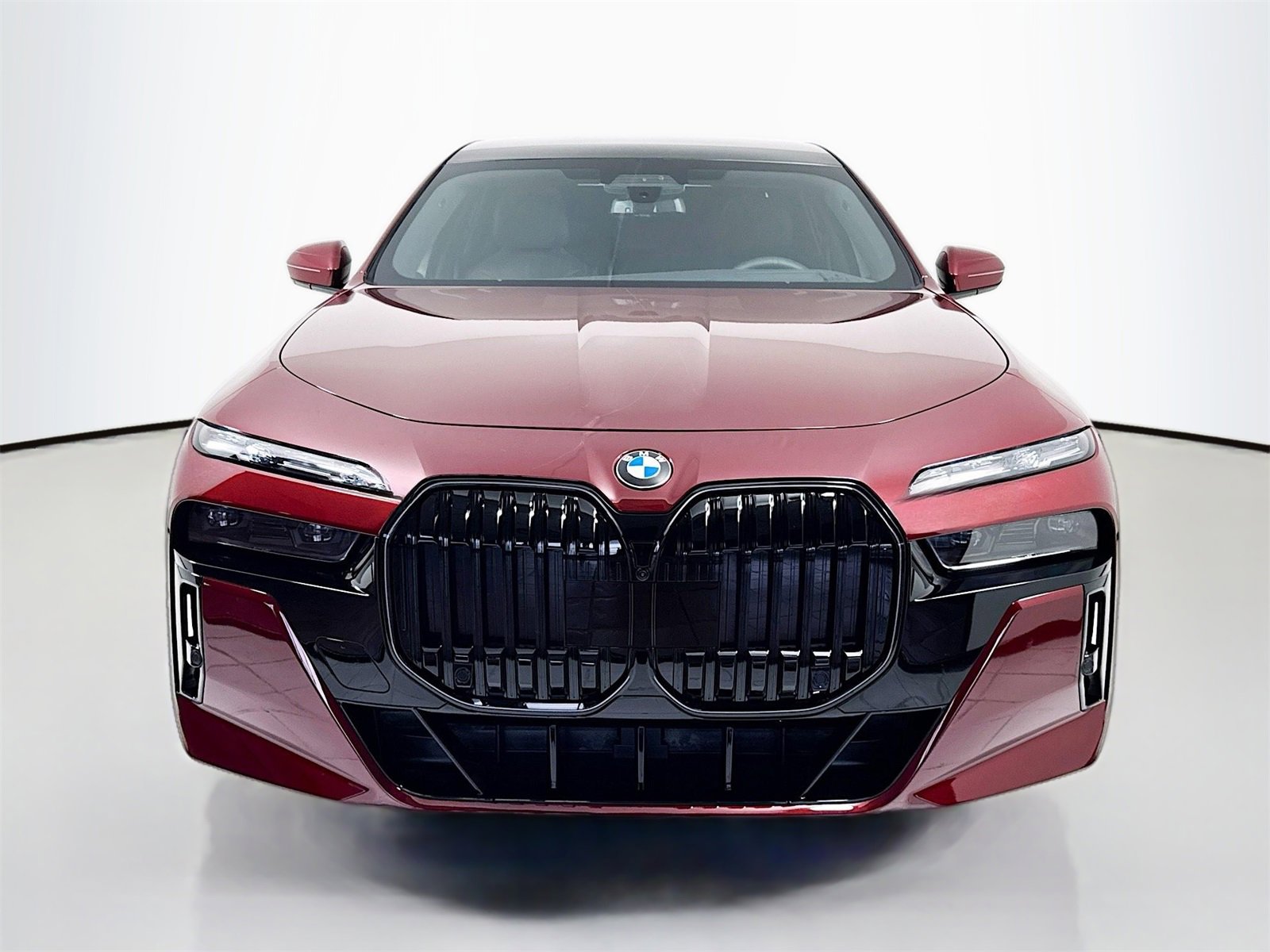 Used 2025 BMW 760i xDrive w/ Executive Package image 2