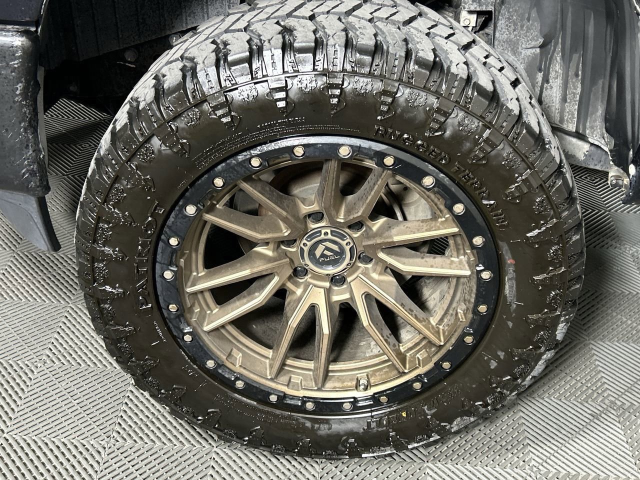 Used 2016 Nissan Titan SV image 9