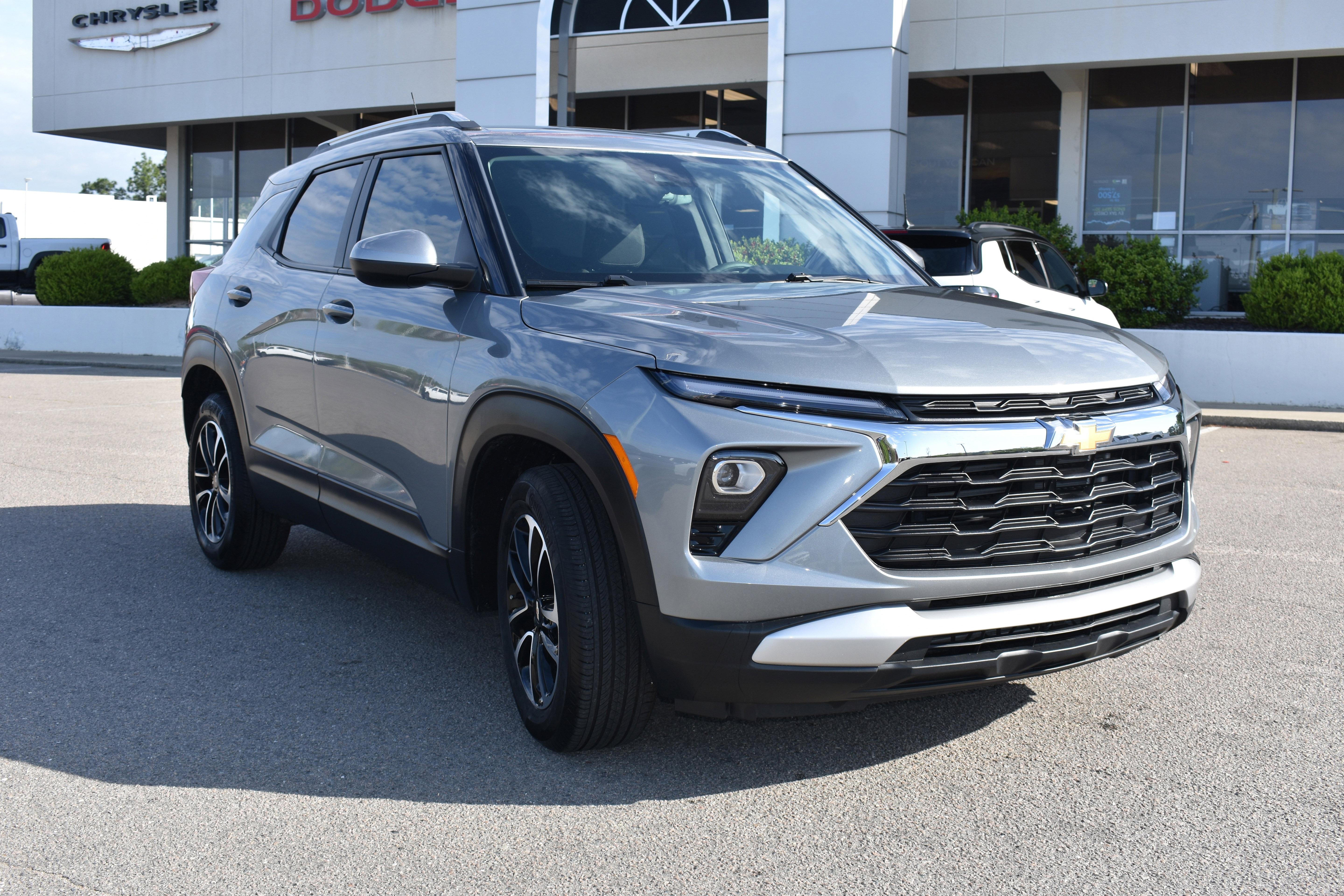 Used 2025 Chevrolet TrailBlazer LT w/ Driver Confidence Package image 3