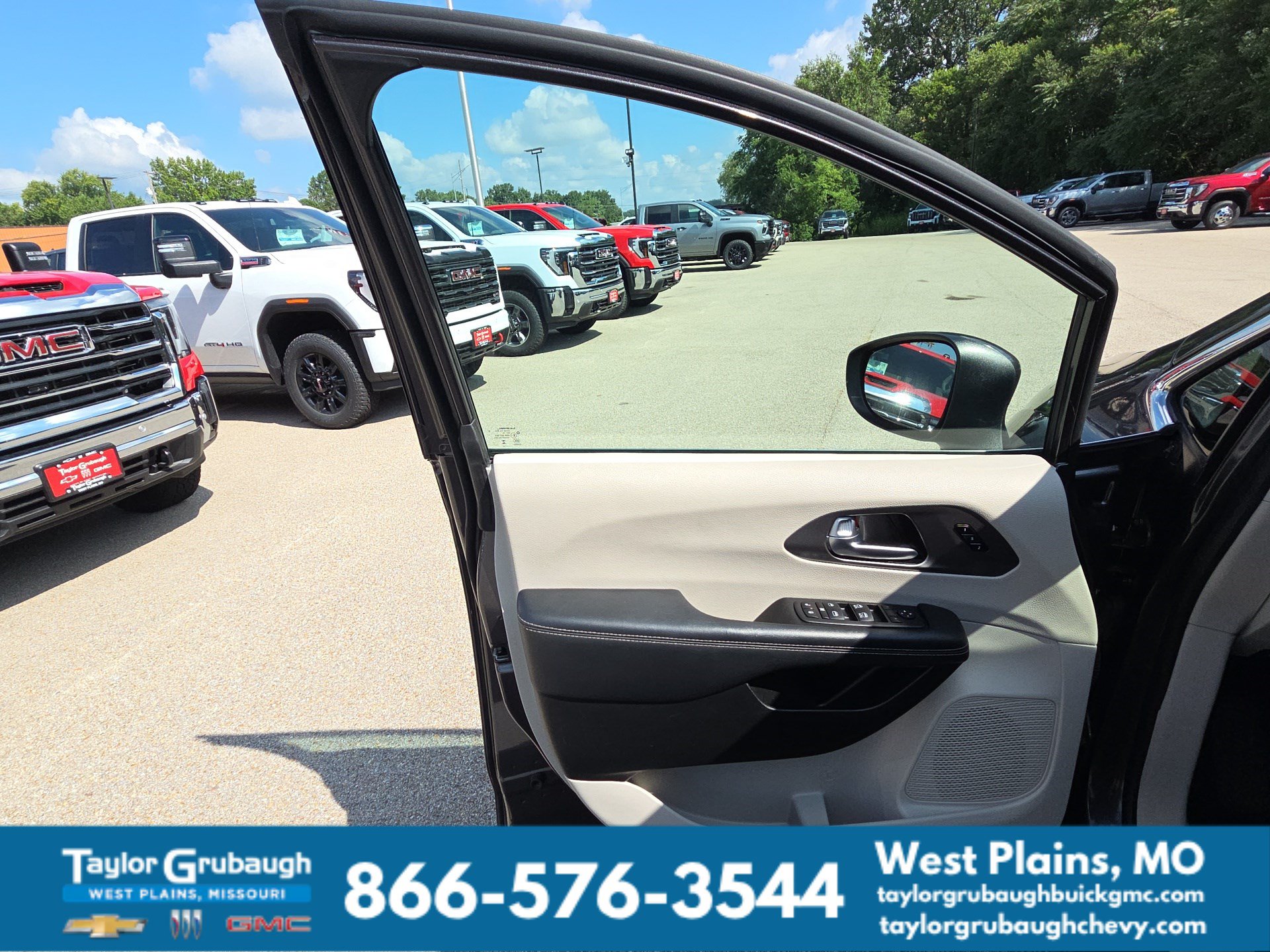 Used 2023 Chrysler Pacifica Touring-L FWD image 12