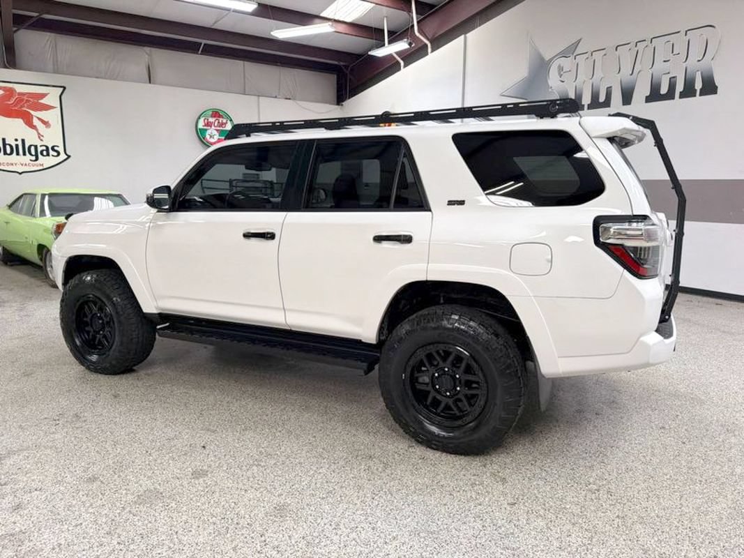 Used 2020 Toyota 4Runner SR5 AWD/4WD image 4